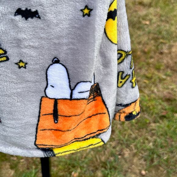 NEW Peanuts Snoopy Great Pumpkin Halloween 50x70” Gray Snuggly Throw Blanket - Picture 2 of 14